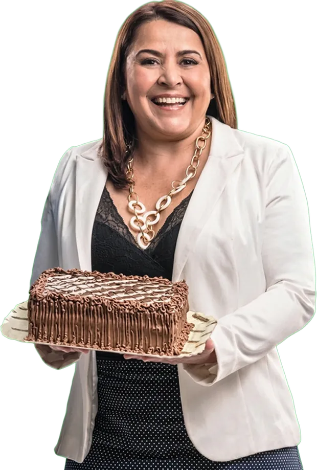 Cleusa, fundadora da Sodiê Doces, segurando um bolo